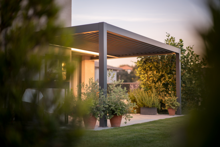 pergola-moderne-attachee-maison-jardin