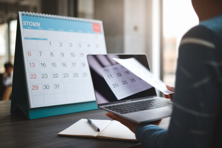 personne-dos-ordinateur-calendrier-defilement