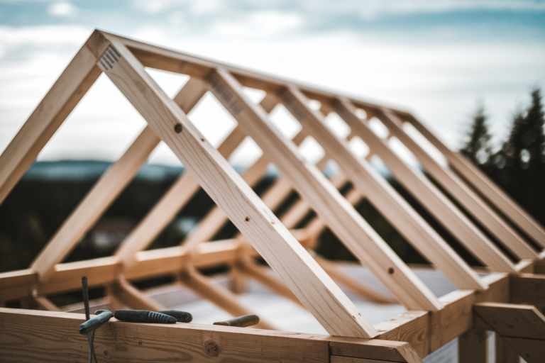 toit-monopente-chevrons-poutres-outils